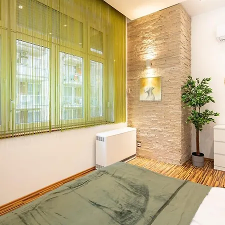 - Balcony - Large And Comfy Апартаменты Будапешт